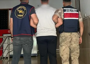 Yolcu otobüsü bariyere çarptı: 5 yaralı