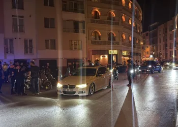 Bahşiş almak için hem kendi canlarını hem de trafiği tehlikeye attılar