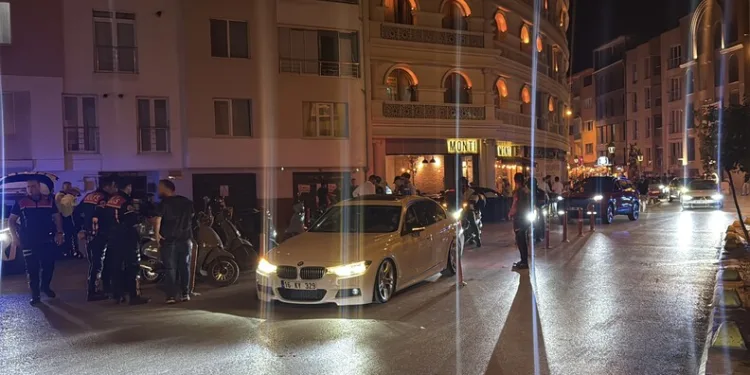 Bahşiş almak için hem kendi canlarını hem de trafiği tehlikeye attılar
