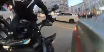 Bahşiş almak için hem kendi canlarını hem de trafiği tehlikeye attılar