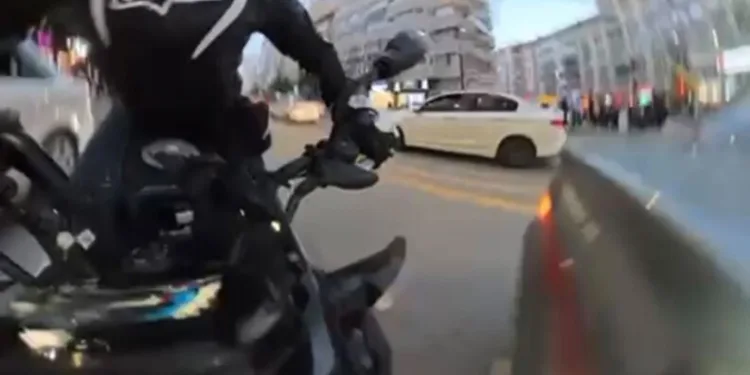 Bahşiş almak için hem kendi canlarını hem de trafiği tehlikeye attılar