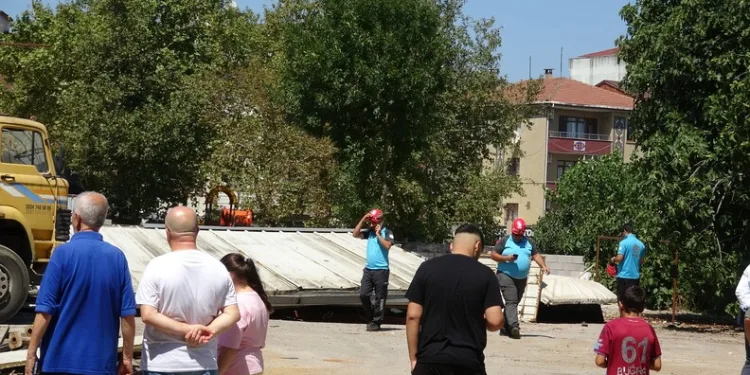 Bahşiş almak için hem kendi canlarını hem de trafiği tehlikeye attılar