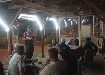 Bahşiş almak için hem kendi canlarını hem de trafiği tehlikeye attılar