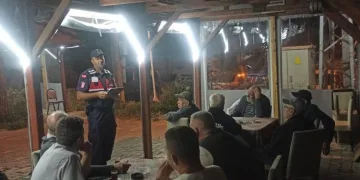 Bahşiş almak için hem kendi canlarını hem de trafiği tehlikeye attılar
