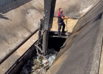 Bahşiş almak için hem kendi canlarını hem de trafiği tehlikeye attılar