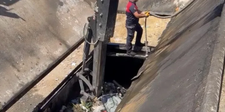 Bahşiş almak için hem kendi canlarını hem de trafiği tehlikeye attılar