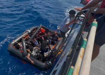Bahşiş almak için hem kendi canlarını hem de trafiği tehlikeye attılar