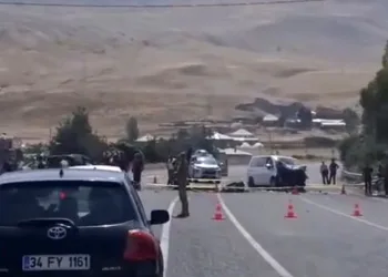 Bahşiş almak için hem kendi canlarını hem de trafiği tehlikeye attılar