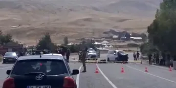 Bahşiş almak için hem kendi canlarını hem de trafiği tehlikeye attılar