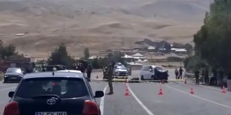 Bahşiş almak için hem kendi canlarını hem de trafiği tehlikeye attılar