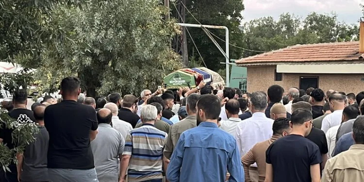 Park halindeyken yanan otomobil kullanılmaz hale geldi