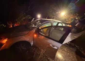 Park halindeyken yanan otomobil kullanılmaz hale geldi