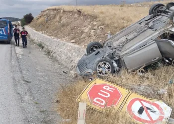 Park halindeyken yanan otomobil kullanılmaz hale geldi