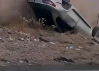 Park halindeyken yanan otomobil kullanılmaz hale geldi