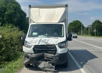 Park halindeyken yanan otomobil kullanılmaz hale geldi