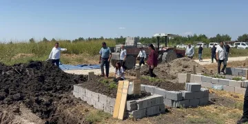 Park halindeyken yanan otomobil kullanılmaz hale geldi