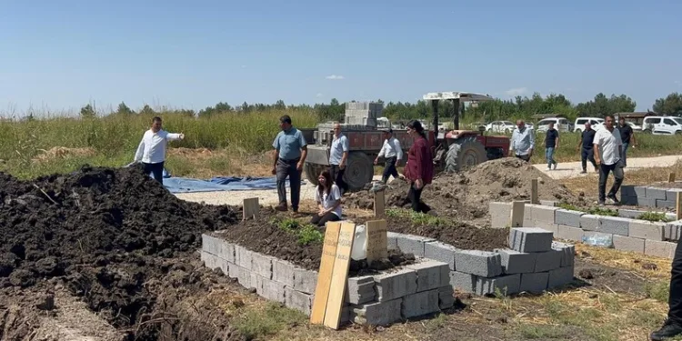 Park halindeyken yanan otomobil kullanılmaz hale geldi