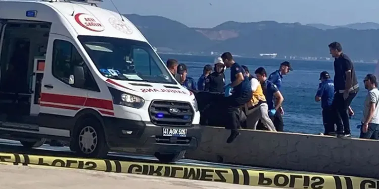 Kocaeli’de denizde ölü bulunan 3 kardeş toprağa verildi