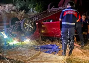İnegöl’de otomobil şarampole yuvarlandı: 3 yaralı