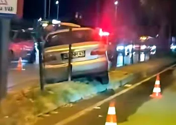 Bursa’da kontrolden çıkan otomobil orta refüje çıktı