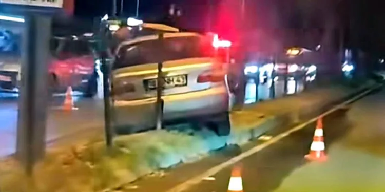 Bursa’da kontrolden çıkan otomobil orta refüje çıktı
