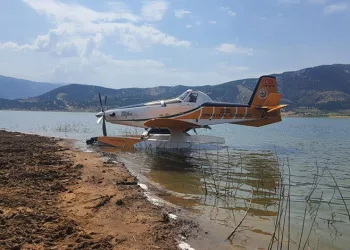 İzmir’de yangın söndürme uçağı baraja zorunlu iniş yaptı