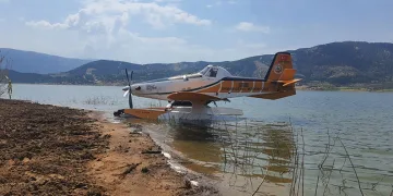 İzmir’de yangın söndürme uçağı baraja zorunlu iniş yaptı