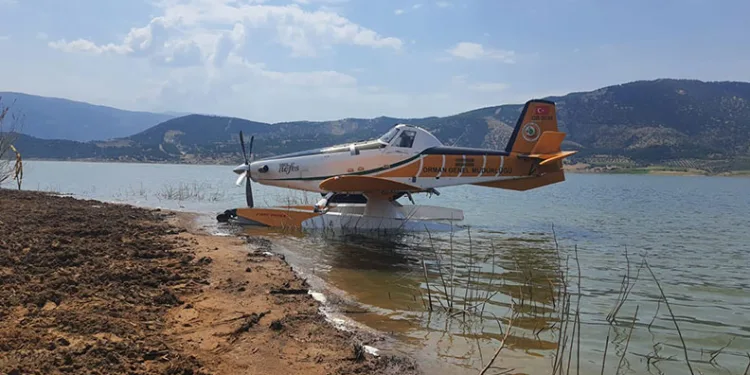 İzmir’de yangın söndürme uçağı baraja zorunlu iniş yaptı
