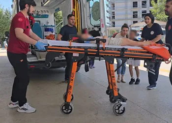 Otomobil motosikletle çarpıştı: 2’si çocuk 3 yaralı