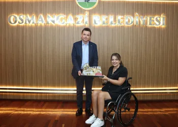 Osmangazi’nin başarılı pilotu kupayı başkan Aydın’la paylaştı