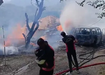 Komşusunu öldürüp evini ve aracını ateşe verdi