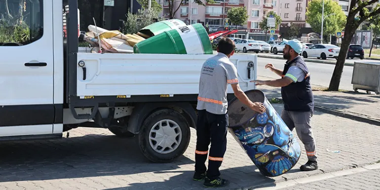 Nilüfer’de kaldırımlar temizlendi