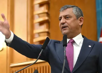 Özgür Özel ve Veli Ağbaba’nın fezlekeleri TBMM’de gündem oldu