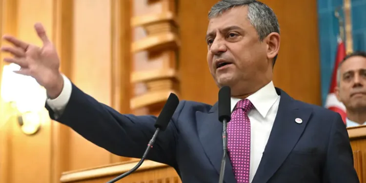 Özgür Özel ve Veli Ağbaba’nın fezlekeleri TBMM’de gündem oldu