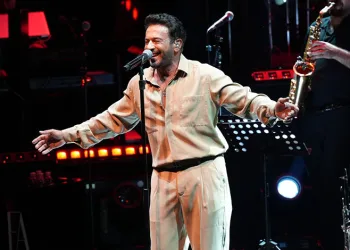 Açıkhava’da Emre Altuğ’dan müzik dolu gece