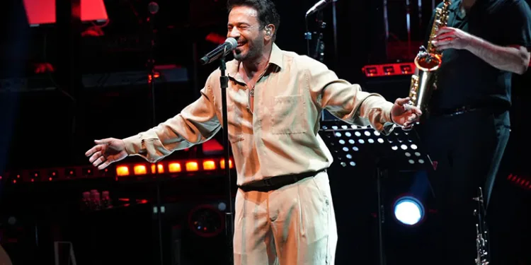 Açıkhava’da Emre Altuğ’dan müzik dolu gece