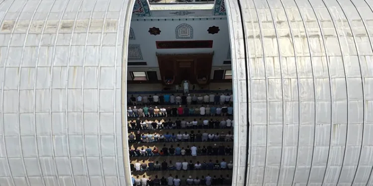 Bursa’daki ‘Sunrooflu Cami’ mimarisiyle dikkat çekiyor