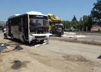 Yolcu indirmek için duran midibüse TIR çarptı: 11 yaralı