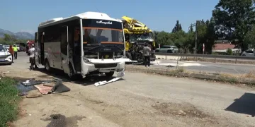 Yolcu indirmek için duran midibüse TIR çarptı: 11 yaralı