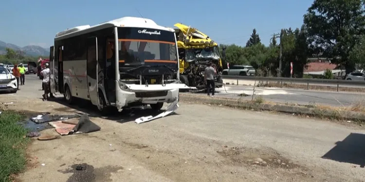Yolcu indirmek için duran midibüse TIR çarptı: 11 yaralı