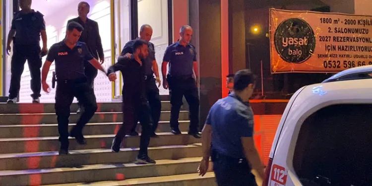 Düğünde çalınan şarkıyı beğenmeyen iki grup arası bıçaklı kavga: 3 yaralı
