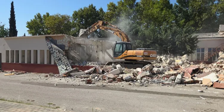 Orhangazi’deki meslek lisesinin yıkımına başlandı