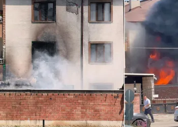 Depoda çıkan yangın apartmanı yakıyordu