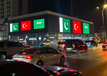 Suudi Arabistan’daki simge yapılar, Türkiye, Pakistan ve Suudi Arabistan bayraklarıyla ışıklandırıldı