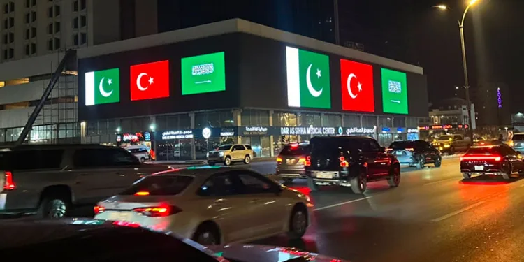 Suudi Arabistan’daki simge yapılar, Türkiye, Pakistan ve Suudi Arabistan bayraklarıyla ışıklandırıldı