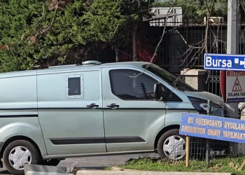 Mudanya’da zırhlı banka aracı elektrik direğine çarptı