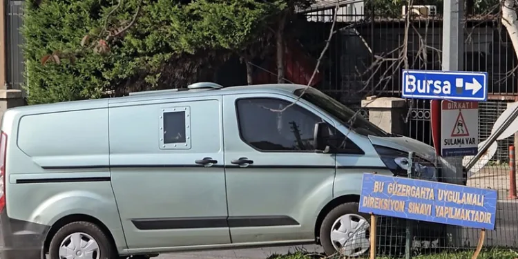 Mudanya’da zırhlı banka aracı elektrik direğine çarptı