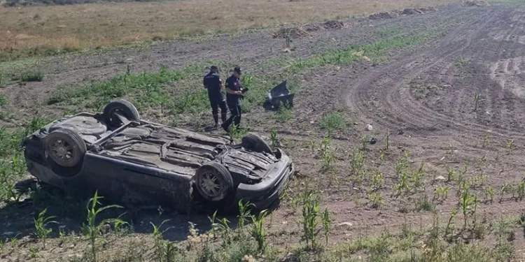 Takla atan otomobildeki 2 kişi hayatını kaybetti