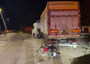 Manisa’da motosiklet park halindeki tıra çarptı: 1 ölü