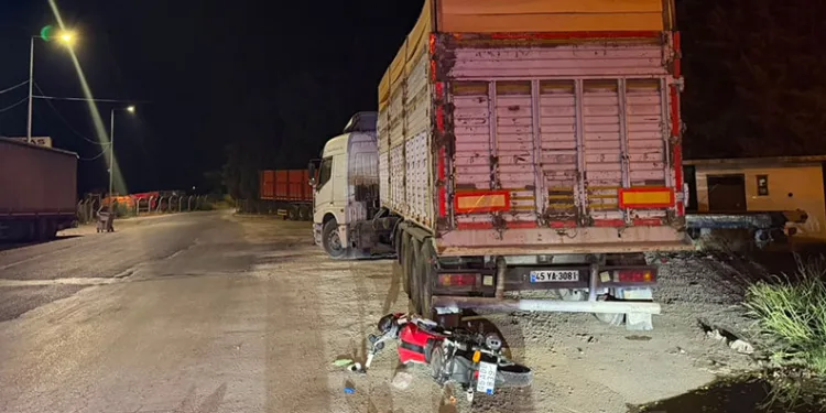 Manisa’da motosiklet park halindeki tıra çarptı: 1 ölü
